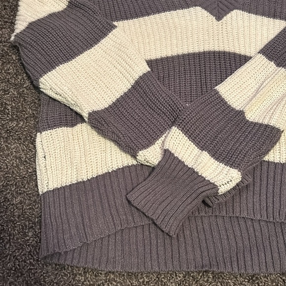 Oversized v-neck sweater - Picture 2 of 2